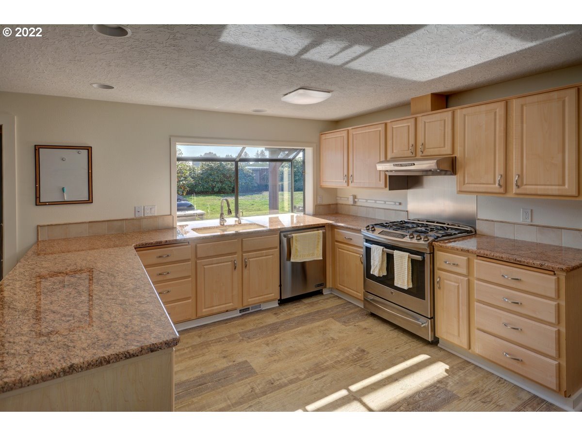 90459 Par Road Warrenton, OR 97146 - Photo 10 of 24 Kitchen