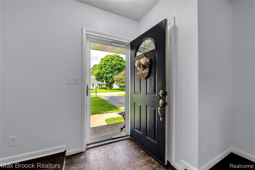 6001 Riverside Drive Jackson, MI 49201 - Photo 4 of 42