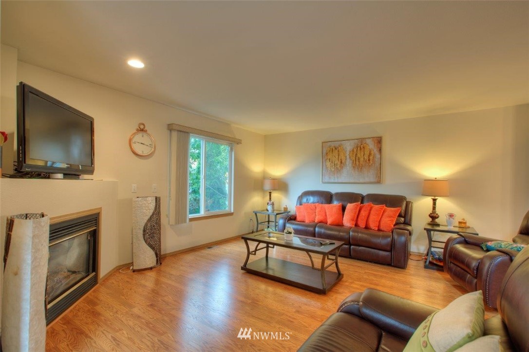 2432 Northeast 13th Street Renton, WA 98056 - Photo 5 of 20 Gallery Image 5