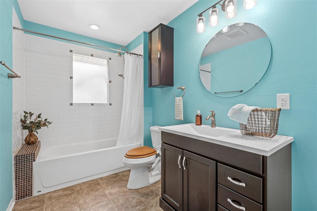 3924 North 30th Street Waco, TX 76708 - Photo 20 of 33 2nd full bath connects to hall and 3rd/primary bedroom.