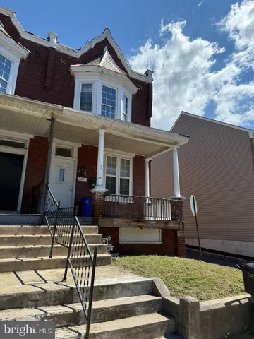 a view of a house with backyard
