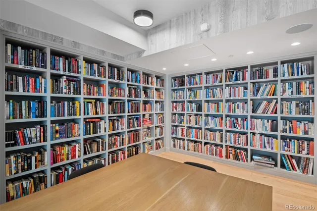 a livingroom with a book shelf with books
