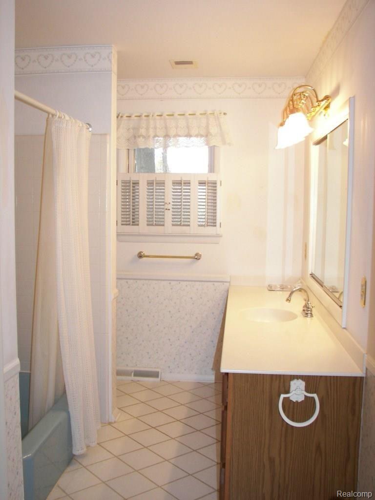 3900 West Allen Road Howell, MI 48855 - Photo 8 of 21 013.jpg