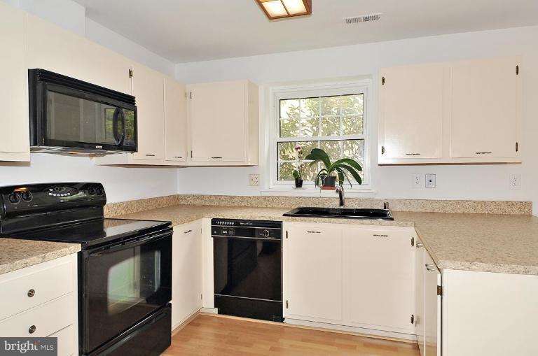 9784 Early Spring Way Columbia, MD 21046 - Photo 2 of 29 Kitchen