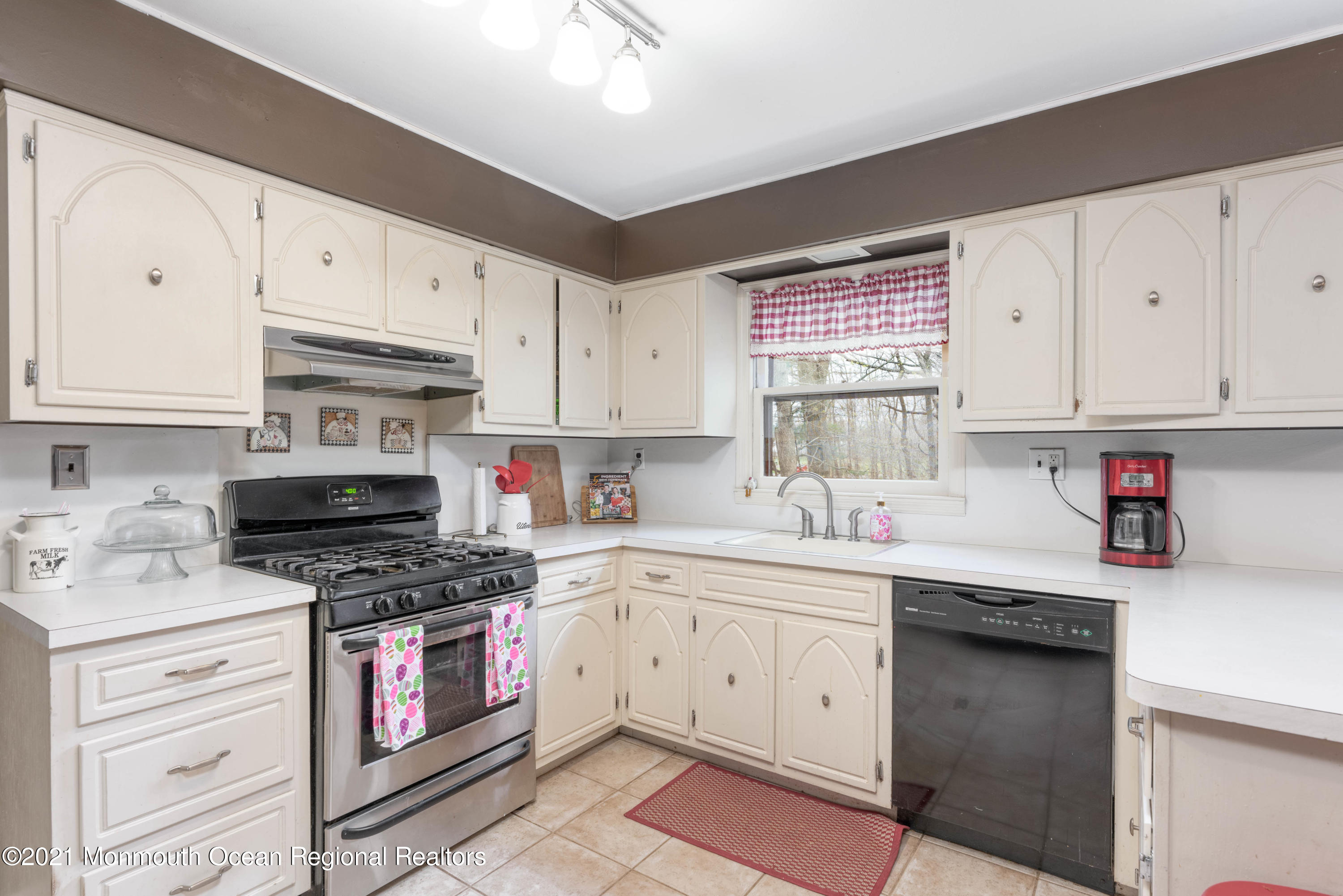 629 Aldrich Road Howell, NJ 07731 - Photo 13 of 24 E0046901-2EE0-421D-A204-11DFB2BD690F