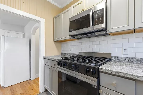 $1,800 | 1690 North Main Street, Unit 3, Fall River, MA 02720