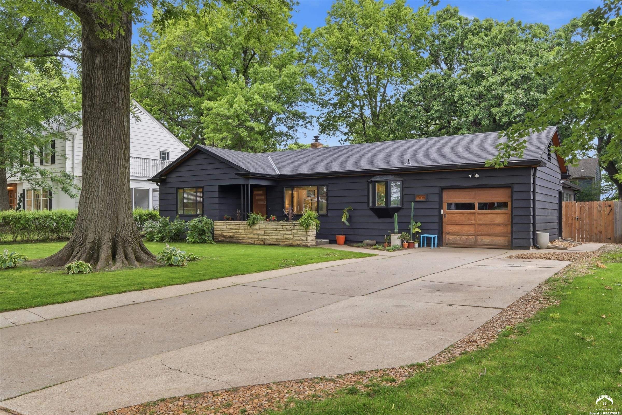 1506 University Drive Lawrence, KS 66044 - Photo 3 of 56