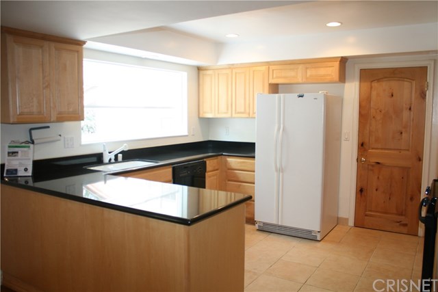 18500 Celtic Street Northridge, CA 91326 - Photo 11 of 33