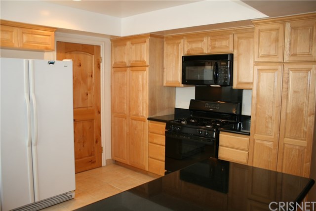 18500 Celtic Street Northridge, CA 91326 - Photo 12 of 33