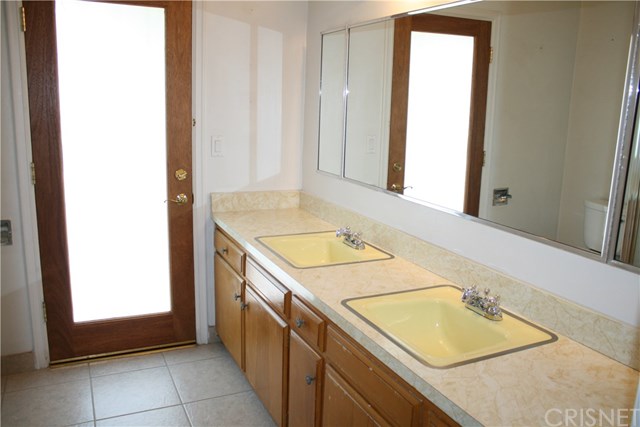 18500 Celtic Street Northridge, CA 91326 - Photo 26 of 33