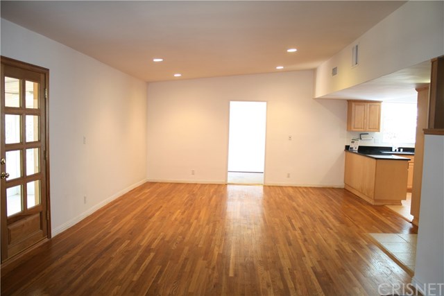 18500 Celtic Street Northridge, CA 91326 - Photo 7 of 33