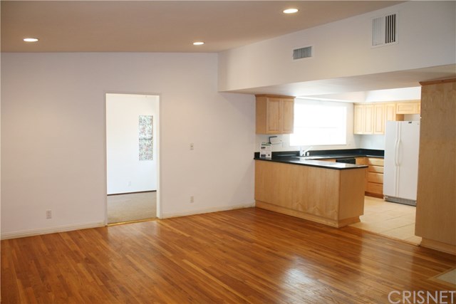 18500 Celtic Street Northridge, CA 91326 - Photo 8 of 33