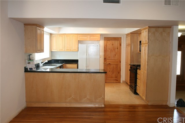 18500 Celtic Street Northridge, CA 91326 - Photo 9 of 33