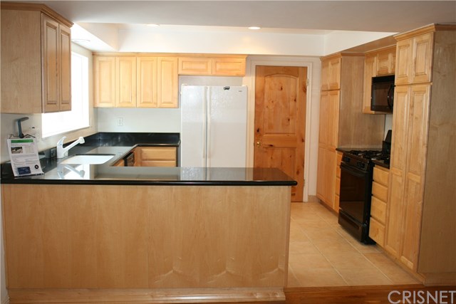 18500 Celtic Street Northridge, CA 91326 - Photo 10 of 33