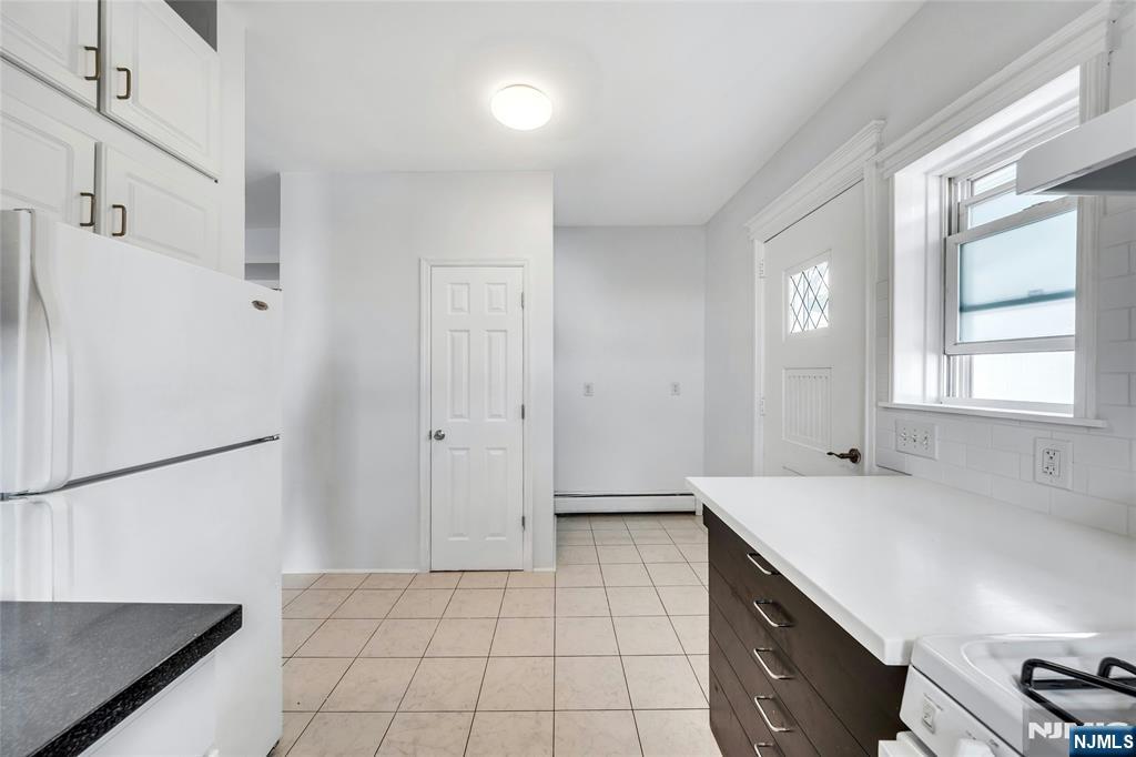 425 Hancock Place Fairview, NJ 07022 - Photo 12 of 31