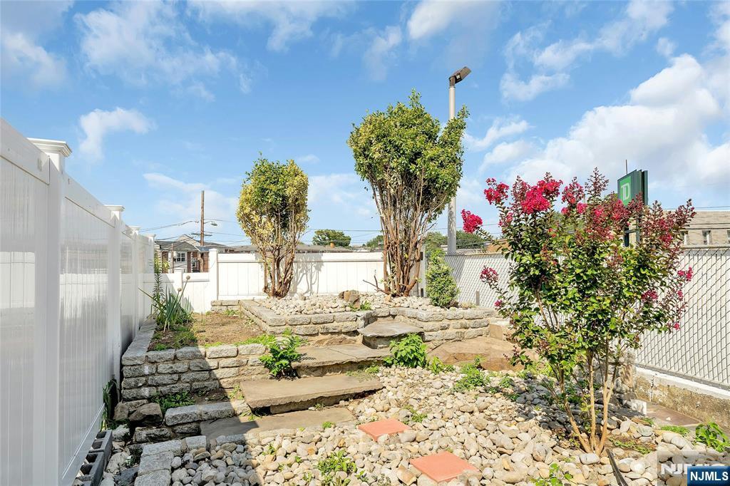 425 Hancock Place Fairview, NJ 07022 - Photo 30 of 31 a vase of flowers sitting on a table