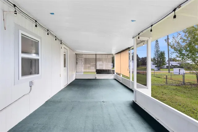 a view of an house with porch and garden