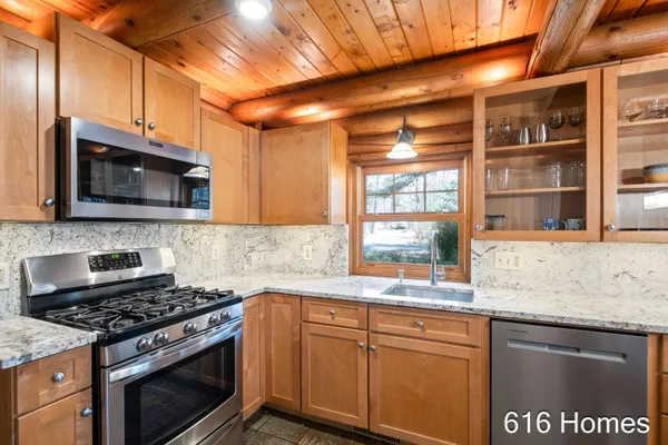 $425,000 | 8915 Jewell Avenue Northeast, Comstock Park, MI 49321