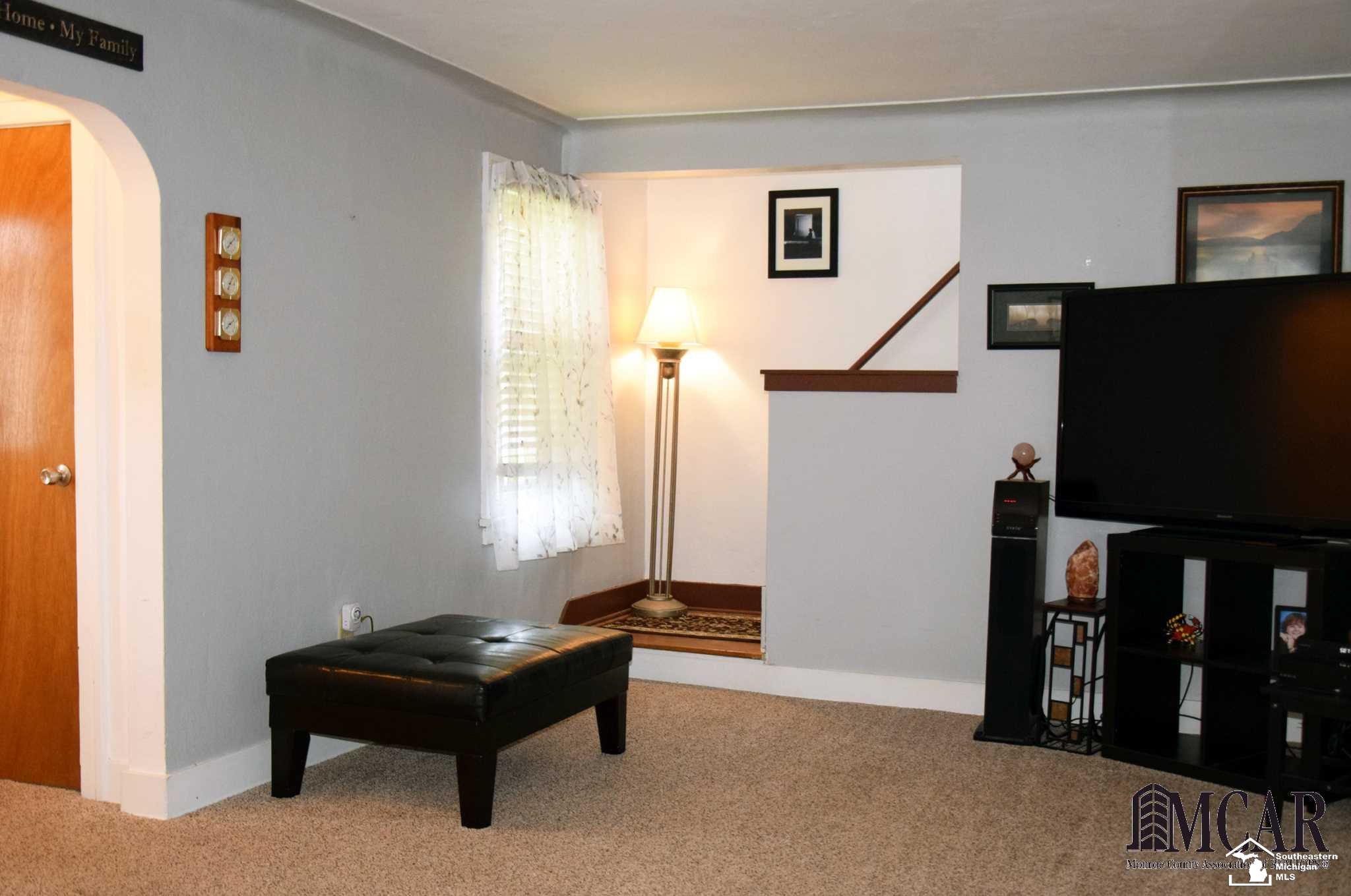 3405 Dean Road Lambertville, MI 48144 - Photo 2 of 30 Living Room