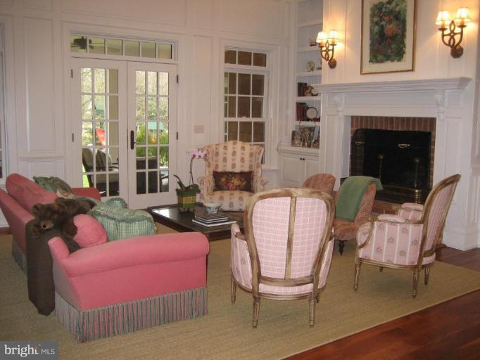 312 North Wind Road Towson, MD 21204 - Photo 17 of 27 Living Room