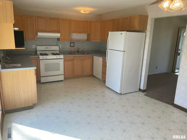 $2,100 | 4625 Candlelight Drive, Davenport, IA 52806