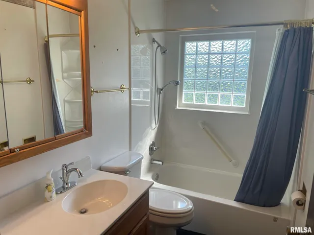 $2,100 | 4625 Candlelight Drive, Davenport, IA 52806