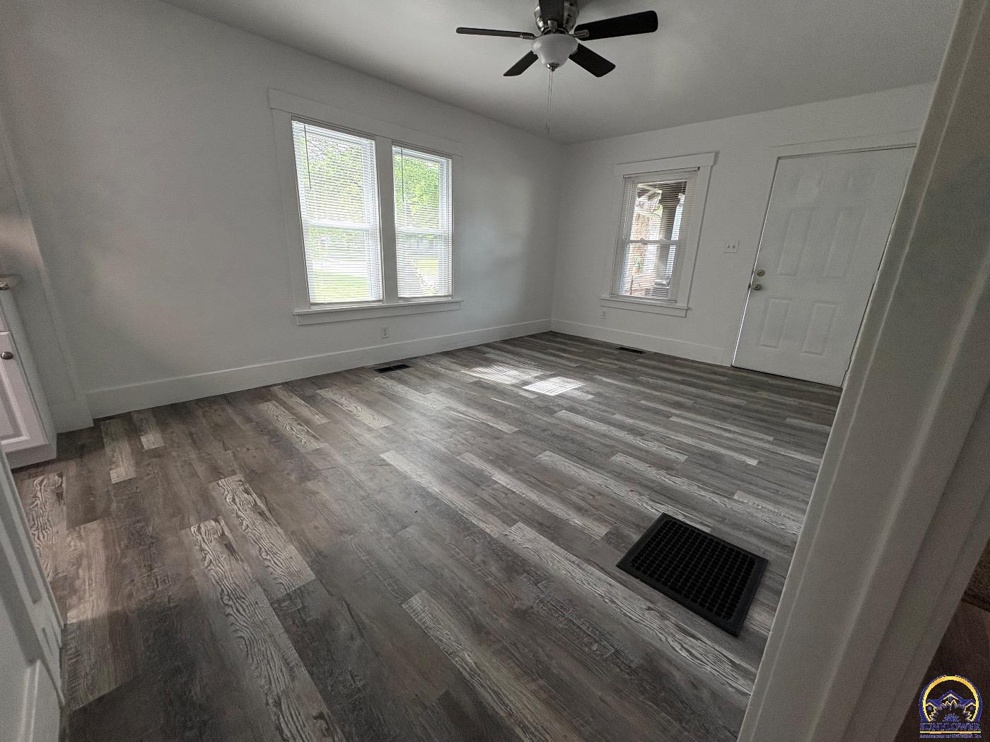 1113 Southwest Hampton Street Topeka, KS 66604 - Photo 4 of 17