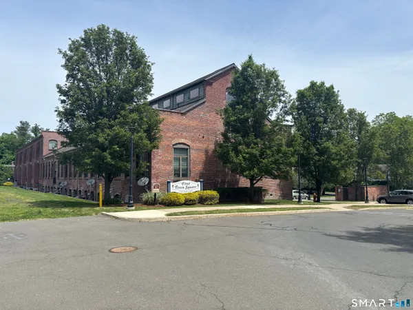 $2,400 | 33 Mechanic Street, Unit 215, Windsor, CT 06095