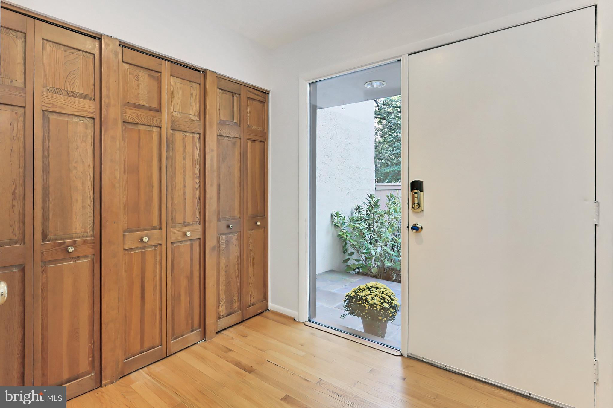 11704 Newbridge Court Reston, VA 20191 - Photo 4 of 64 Bright, open entry