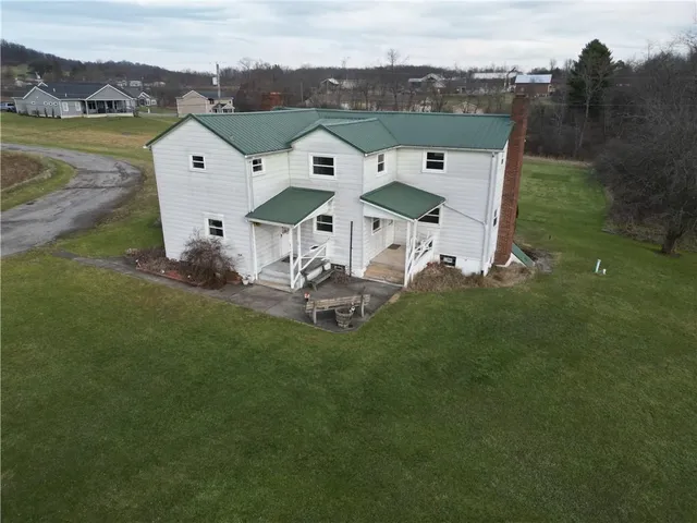 a view of a house with backyard
