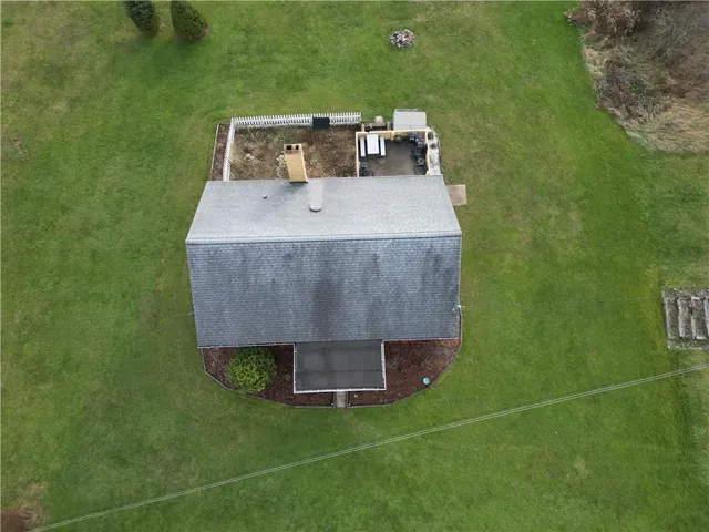 a view of a yard in a yard