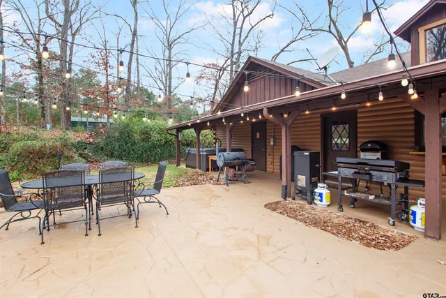 a view of a dinning table and chairs in the patio