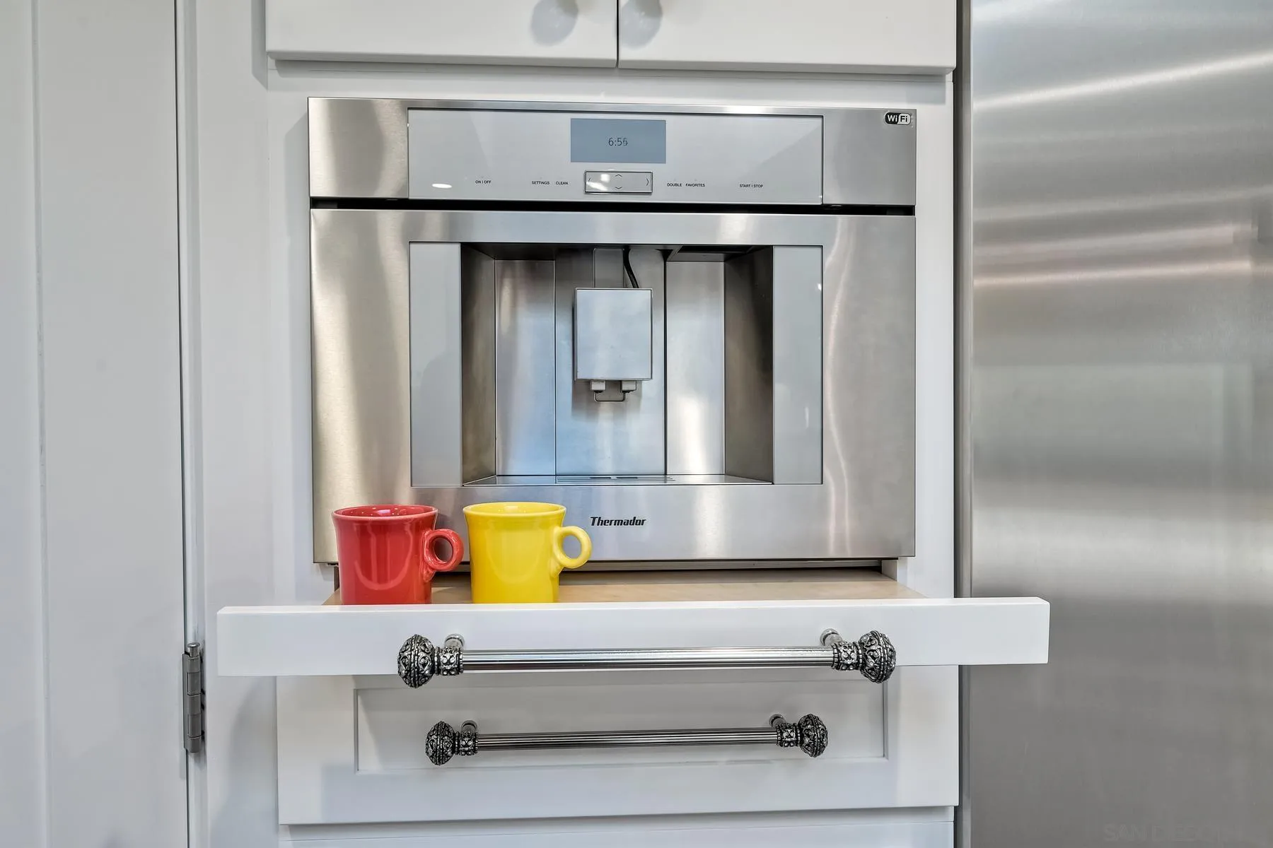 14102 Summit Crest Escondido, CA 92025 - Photo 20 of 52 a bathroom with a tub and mirror