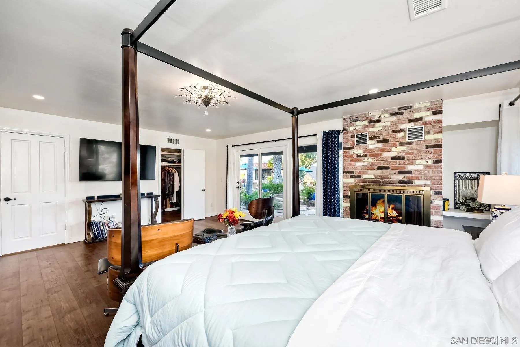 14102 Summit Crest Escondido, CA 92025 - Photo 30 of 52 a large bedroom with a large bed and a flat tv screen on dresser