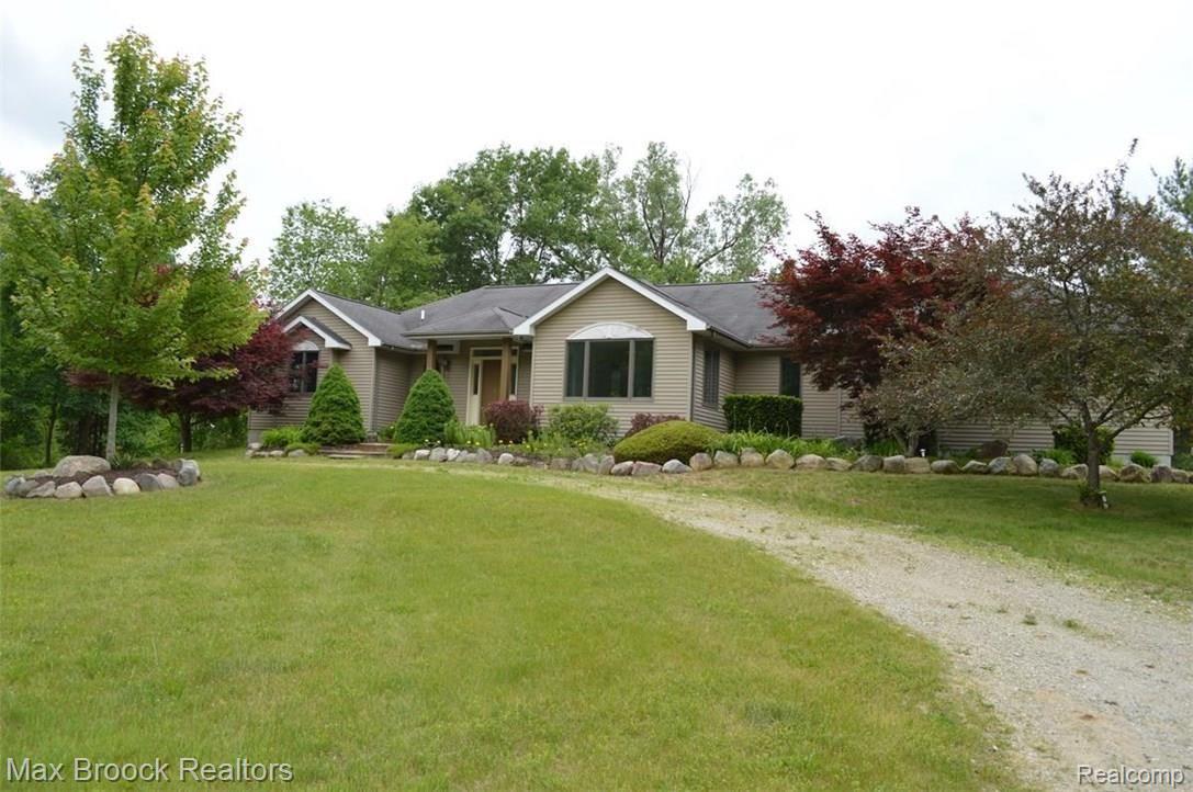 10240 Washburn Road Goodrich, MI 48438 - Photo 3 of 39 Large circular driveway with gorgeous landscaping