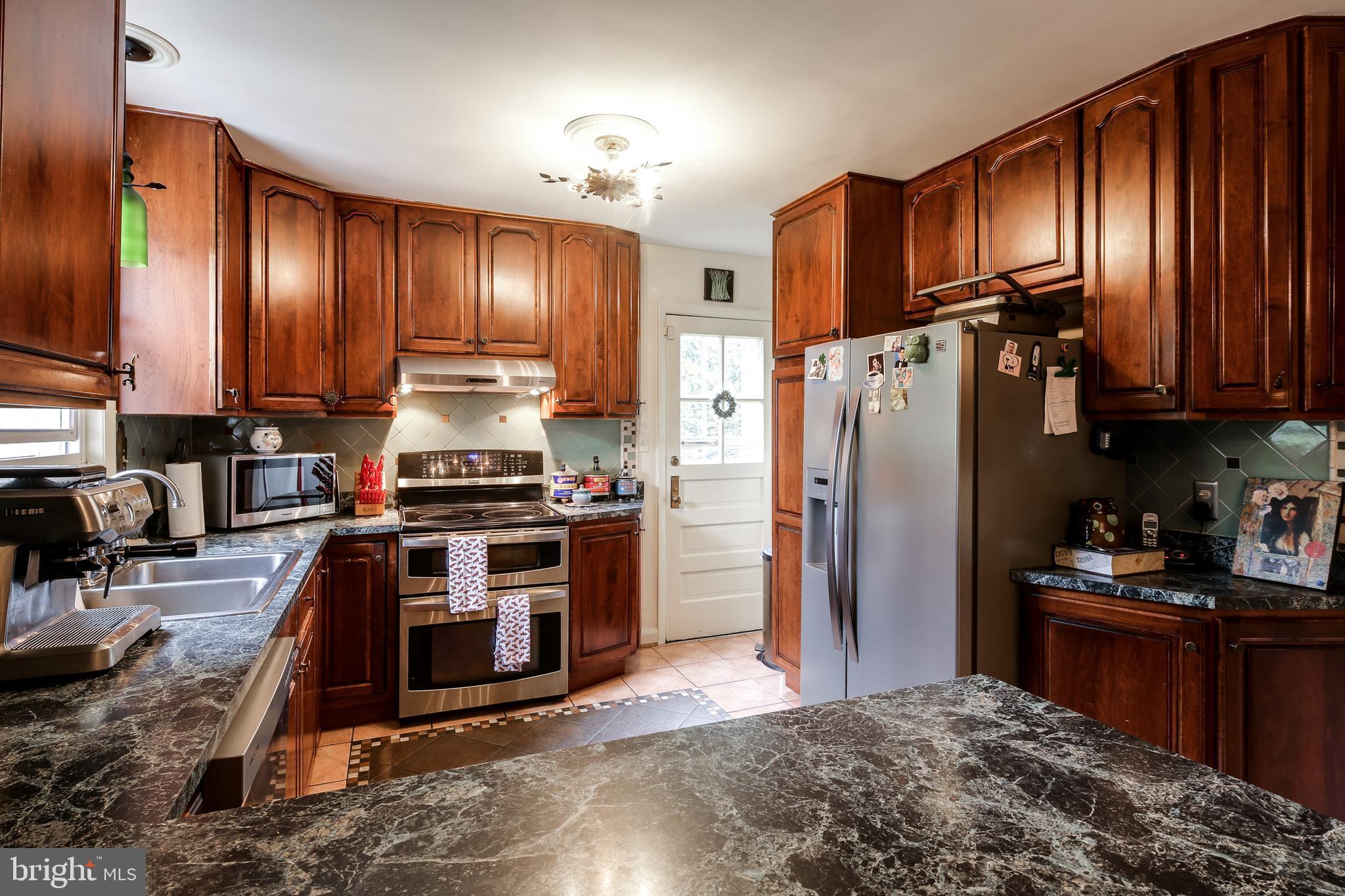 1333 Heather Hill Road Baltimore, MD 21239 - Photo 23 of 27 Kitchen