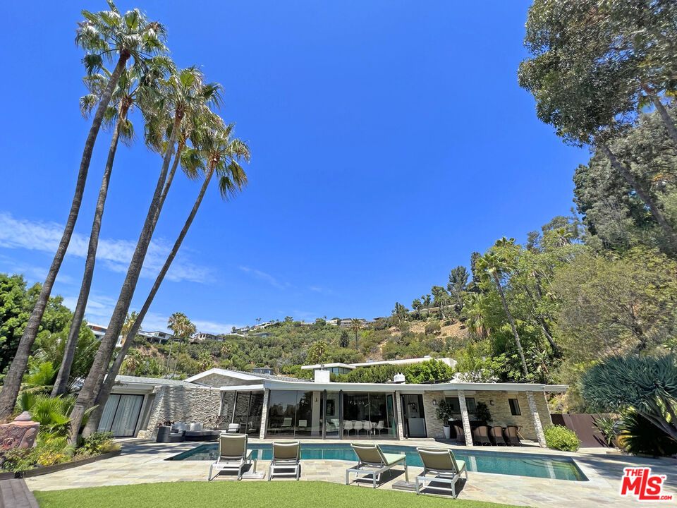 8900 Devlin Place, Los Angeles, CA 90069 Compass