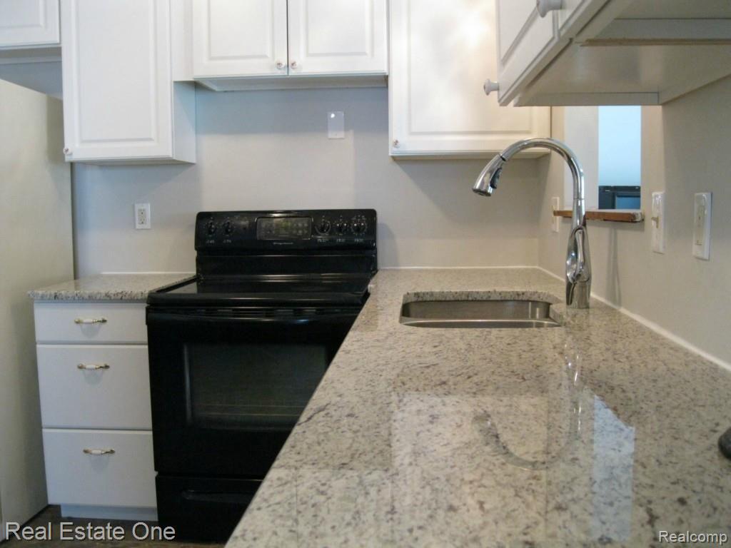 913 Vanderpool Avenue Troy, MI 48083 - Photo 27 of 31 kitchen4.jpg
