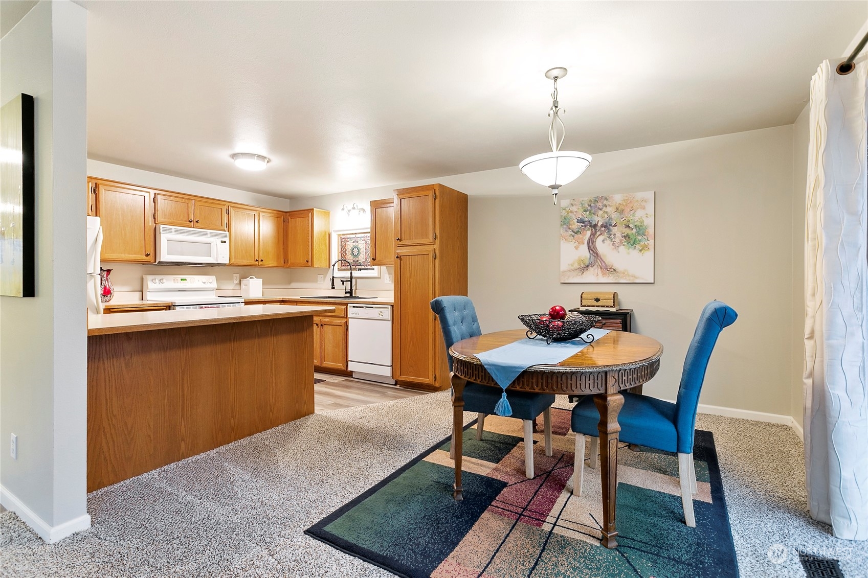 107 Fairside Drive, Unit 25 Lynden, WA 98264 - Photo 11 of 29 a dining room filled a chandelier a table and chairs