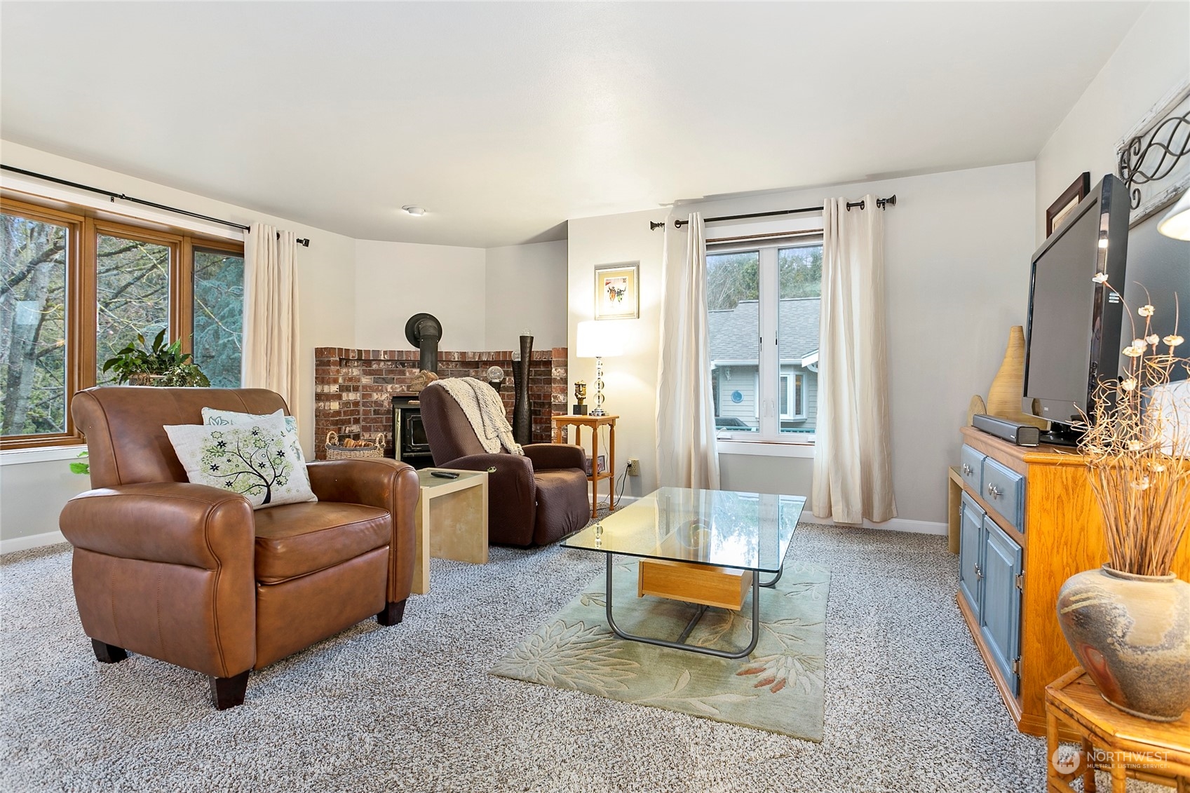 107 Fairside Drive, Unit 25 Lynden, WA 98264 - Photo 4 of 29 a living room with furniture and a window
