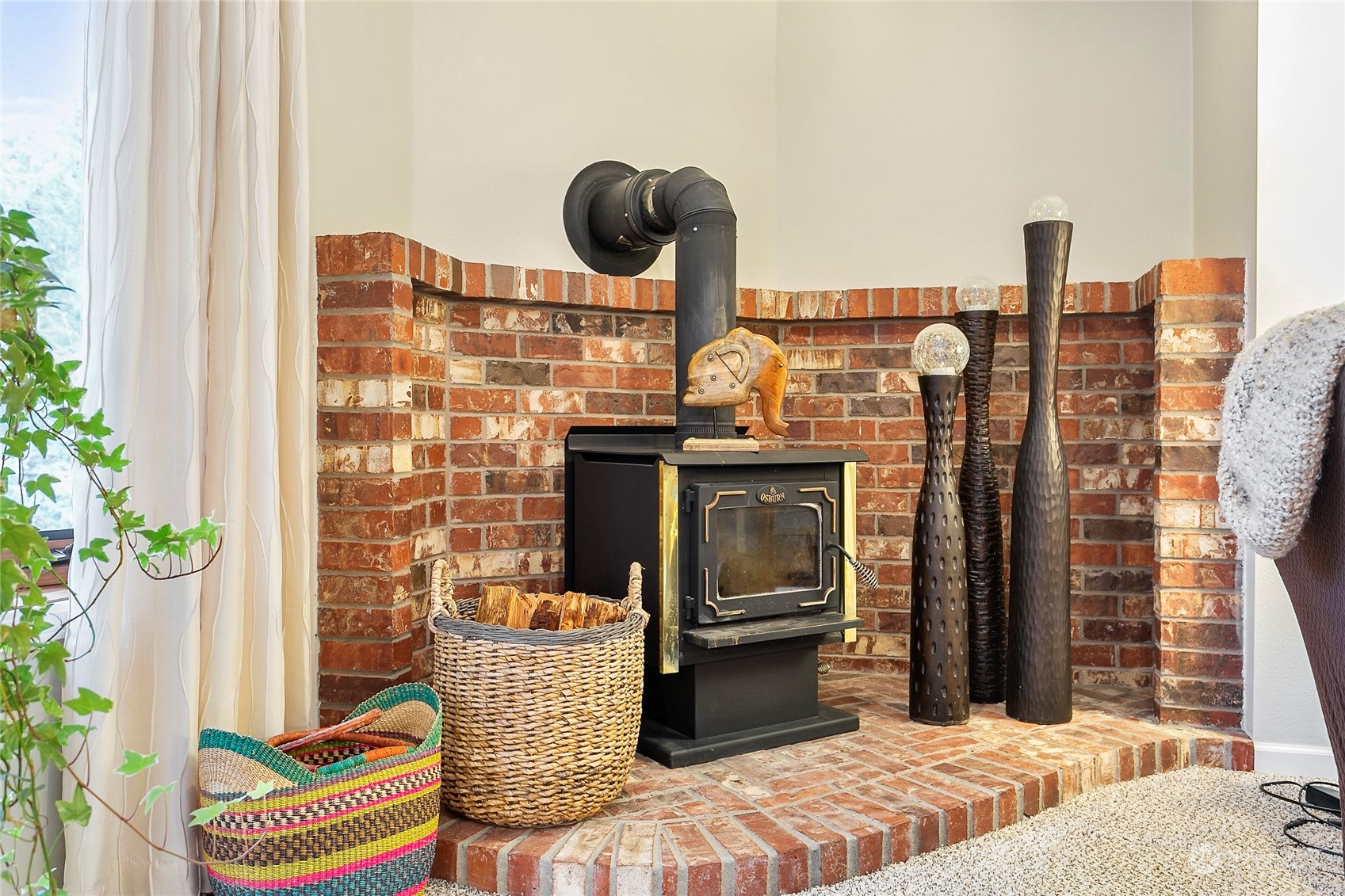 107 Fairside Drive, Unit 25 Lynden, WA 98264 - Photo 5 of 29 a balcony with furniture and a potted plant