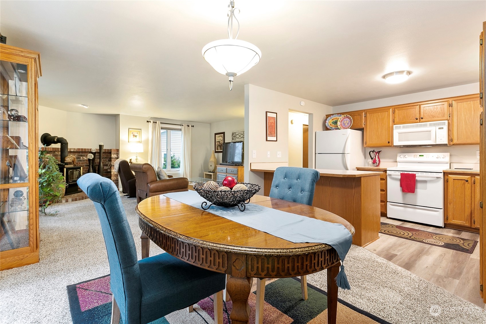 107 Fairside Drive, Unit 25 Lynden, WA 98264 - Photo 8 of 29 a view of a dining room with furniture