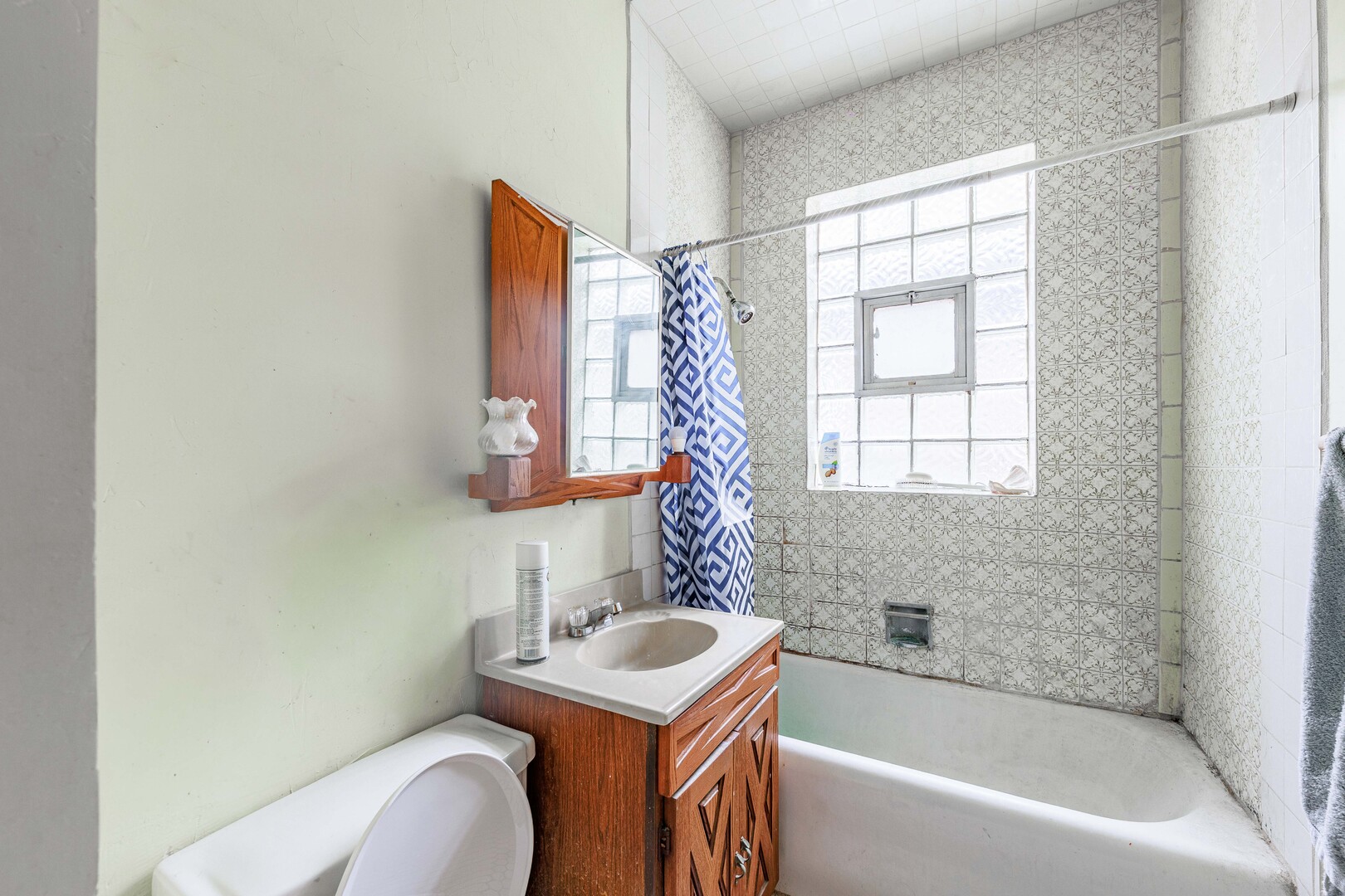 4941 South Kolin Avenue Chicago, IL 60632 - Photo 6 of 17 a bathroom with a sink a toilet and bathtub