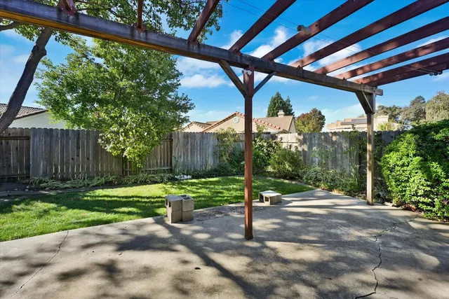 a view of a backyard