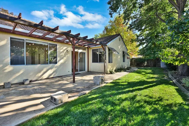 a view of a house with backyard