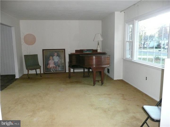 274 Forrest Road Morrisville, PA 19067 - Photo 10 of 21 Living Room