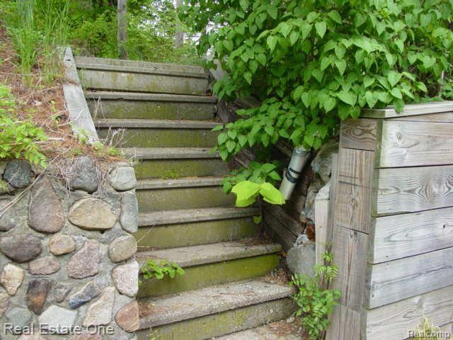 10361 North Rushton Road South Lyon, MI 48178 - Photo 25 of 33 Steps up to yard