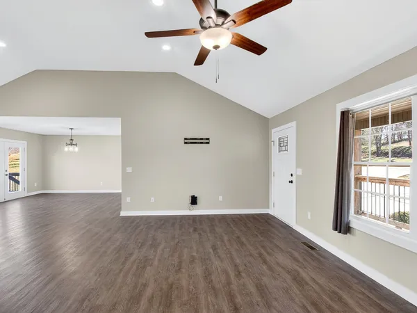 $378,400 | 621 Womack Road, Bethpage, TN 37022