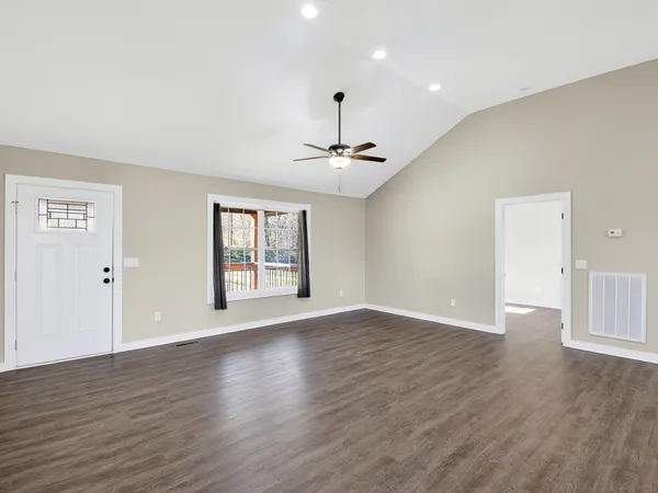 $378,400 | 621 Womack Road, Bethpage, TN 37022