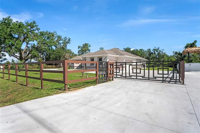 a view of a house with backyard and porch